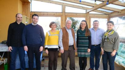 Bild: bey
Bei der nachträglichen Geburtstagsrunde am Montag nehmen Ehefrau Elfriede und Tochter Christine den Jubilar Karl Ring in ihre Mitte. Roland Rauch (links) und Silvia Ippisch (rechts) gratulieren namens des CSU-Ortsverbandes. Bürgermeister Sebastian Hartl (Zweiter von links) überbringt Glückwünsche. Gerhard Kres (Zweiter von rechts) gratuliert seinem einstigen Lehrherrn.