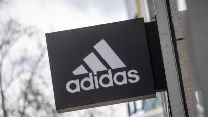 Bild: Christophe Gateau/dpa/Archivbild
Das Adidas Logo ist zu sehen.