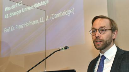 Bild: Petra Hartl
Professor Franz Hofmann ging zum Auftakt der 43. Erlanger Unitage in Amberg der Frage nach, was Künstliche Intelligenz darf.