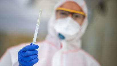 Bild: Sebastian Gollnow/dpa
Ein Mitarbeiter hält in einem Abstrichzentrum einen Coronatest-Abstrich in der Hand.