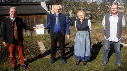 Bild: wro
Anton Zahn (Zweiter von links) lebt seit 1963 in Wiesau. Zum 85. Geburtstag gratulierten Bürgermeister Toni Dutz (links) sowie (von rechts) Sohn Ronald und Anton Zahns Lebenspartnerin Maria Böhm.