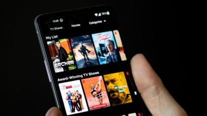 Bild: Fabian Sommer/dpa
Auf dem Bildschirm eines Smartphones sieht man in der App von Netflix das Filmangebot des Streaminganbieters.