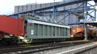 Bild: ga
388 Tonnen wiegt der Trafo, der seit dem frühen Samstagabend auf dem frisch reparierten Gleis 0 beim Müllkraftwerk Schwandorf auf seien Weitertransport wartet.