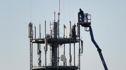 Symbolbild: Arne Dedert/dpa
Einen Mobilfunkmast könnte die Stadt Waldsassen mit Hilfe einer 500 000-Euro-Förderung errichten. Jetzt hat der Stadtrat auf das Geld verzichtet – auch weil der Haushalt den zu schulternden Eigenanteil nicht hergibt.
