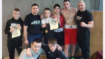 Bild: mzi
Die erfolgreichen Amberger Boxer (vorne von links): Eric Propp, Dietrich Hermann; hinten von links: Valentin Wassiljew, Co-Trainer Eduard Hermann, Xaver Hermann, Daniel Funk, Simon Khotenok, Trainer Ruslan Schönfeld.