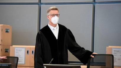 Bild: Sina Schuldt/dpa-Pool/dpa
Der Richter Sebastian Bührmann im Gerichtssaal in Oldenburg.