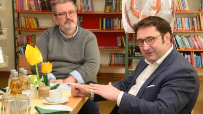 Bild: bey
Rektor Gerhard Steiner (links) und Landtagsabgeordneter Tobias Gotthardt (Freie Wähler) hoben in Übereinstimmung die Bedeutung der Mittelschule hervor.