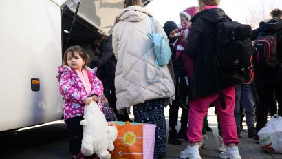 Bild: Julian Stratenschulte/dpa
Flüchtling Nika (3) aus der Ukraine nach ihrer Ankunft in Deutschland