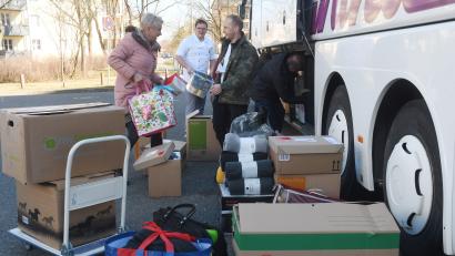 Bild: Gabi Schönberger
Die Hilfsbereitschaft der Menschen in Weiden für die Flüchtlinge aus der Ukraine ist groß. Bevor sich ein Bus in Weiden auf den Weg macht, helfen viele beim Einladen der Spenden.