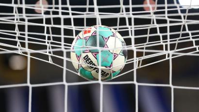 Bild: Friso Gentsch/dpa/Symbolbild
Ein Fußball liegt vor der Partie im Netz.