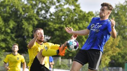 Bild: Hubert Ziegler
In der Hinrunde gewann die SpVgg SV Weiden (rechts Nico Argauer) mit 2:1 beim FC Amberg. Vor dem Rückspiel am Freitag, 11. März, haben die Schwarz-Blauen pandemiebedingt extreme Personalsorgen.