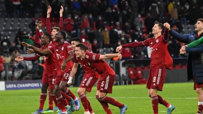 Bild: Sven Hoppe/dpa
Es waren zwar "nur" 25 000 Zuschauer in der Allianz-Arena zugelassen, dennoch genossen die Spieler des FC Bayern den Applaus des Anhangs nach der Salzburg-Gala sichtlich.