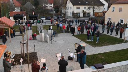 Bild: gf
Weit mehr Menschen, als auf diesem Bild zu sehen, versammeln sich bei der Solidaritätskundgebung auf dem Poppenrichter Dorfplatz.