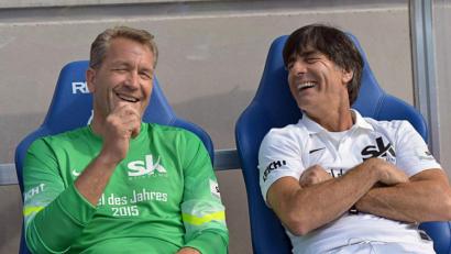 Bild: dpa/Archivbild
Andreas Köpke (l) und Joachim Löw unterhalten sich im Gazi-Stadion in Stuttgart.