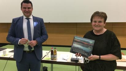 Bild: upl
Barbara Ruhland aus Pirkhof bei Oberviechtach ist neue Kreisrätin im Landkreis Schwandorf. Landrat Thomas Ebeling hat sie vereidigt und willkommen geheißen.