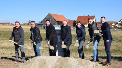 Bild: bnr
Vertreter der beteiligten Behörden und Firmen gaben den symbolischen Startschuss für den Breitbandausbau: Detlef Singer (RKE, von links), Thomas Mückel (RKE), Landrat Thomas Ebeling, Bürgermeister Richard Tischler, Dominik Hauser (Breitbandbeauftragter Landkreis Schwandorf), Gerhard Hirmer (Breitbandpate Pfreimd) und Timur Kopp (Telekom).