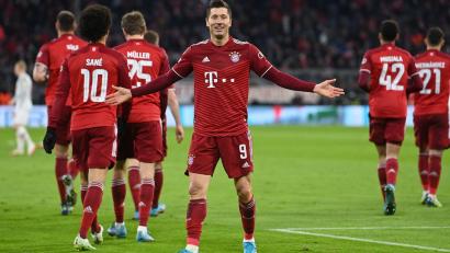Bild: Sven Hoppe/dpa
Robert Lewandowski bejubelt bejubelt sein Tor zum 3:0.