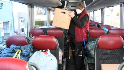 Bild: Gabi Schönberger
Rand voll bepackt war der Bus von Gottfried Bruhnke und Alfred Arnold, als sie sich auf den Weg in die Ukraine machen. Auf dem Rückweg sollen auf den Sitzen Flüchtlinge Platz nehmen.