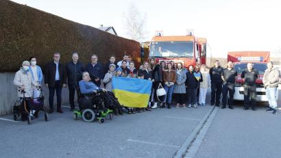 Bild: mfh
.Auf dem Lehrer-Parkplatz der Realschule gab es für den Hilfstransport den Reisesegen und Abschiedsworte. Mit dabei waren auch die ukrainischen Mitarbeiter des Seniorenzentrums ProCurand sowie einige Flüchtlinge, die dort kurzfristig Aufnahme gefunden haben.