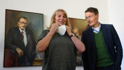 Bild: Robert Michael/dpa-Zentralbild/dpa
Bundesgesundheitsminister Lauterbach hat mit Sachsens Gesundheitsministerin Köpping über Corona-Maßnahmen ab dem 20. März beraten.