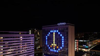 Bild: Robert Michael/dpa-Zentralbild/dpa
Das „Peace“ Zeichen in den Farben der Ukraine wird an der Fassade des „Pullman“-Hotels in Dresden angestrahlt. Es gehe dabei darum, die Menschen zur Solidarität und zum Spenden für die Opfer des Krieges in der Ukraine aufzurufen.