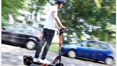 Bild: Roland Weihrauch/dpa
Ein Scooter-Fahrer (Symbolbild) wurde in Burglengenfeld gestoppt, weil er er ohne Versicherungsschutz unterwegs war.