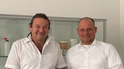 Bild: Daniela Klier/exb
Stefan Winkler (links) ist seit Januar Geschäftsführer der Trassl Polymer Solutions GmbH (links) und Nachfolger von Christian Abicht, der nun Geschäftsführer der Unternehmensgruppe Certina Packaging Group ist.