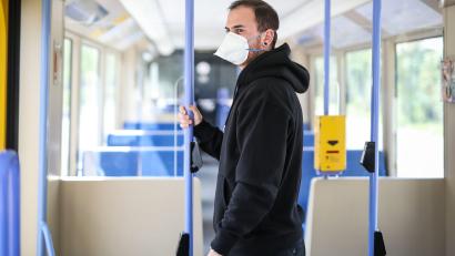 Bild: Christoph Schmidt/dpa
Ab dem 20. März sollen in Deutschland die meisten Corona-Regeln aufgehoben werden. Eine Maskenpflicht in öffentlichen Verkehrsmitteln ist aber zum Beispiel weiterhin möglich.