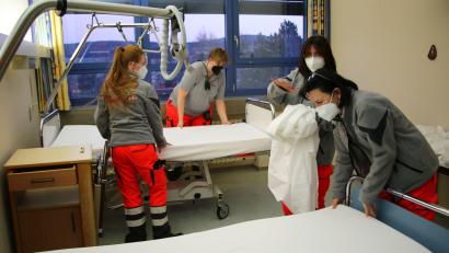 Bild: Johanniter/exb
Betten überziehen: 60 Schlafmöglichkeiten wurden geschaffen.