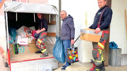 Bild: fjo
Beim Beladen des ersten Anhängers mit Hilfsgütern unterstützte Bürgermeister Markus Bauriedl (Mitte) die Waidhauser Feuerwehr um Tobias Maure (links) und Markus Mösbauer (rechts).