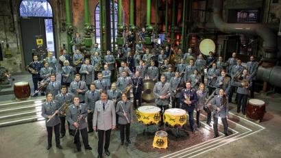 Bild: Bundeswehr / Leusmann
Das Ausbildungsmusikkorps der Bundeswehr in großer sinfonischer Blasorchesterbesetzung unter Leitung von Oberstleutnant Professor Micheal Euler präsentiert sich am 2. April in der Nordgauhalle.