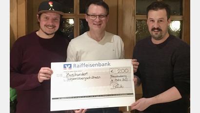 Bild: gri
Anschubfinanzierung für den neuen Freudenberger Verein (von links) übergeben: Kassier Matthias Schlegl, HKV-Vorsitzender Uli Piehler und Schützenvereinsvorsitzender Martin Albrecht.