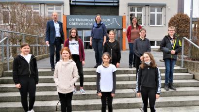 Bild: lg
Erleichterung herrschte bei den Jungforschern nach der Präsentation ihrer experimentellen Untersuchungen. Anerkennung kam von Schulleiter Ludwig Pfeiffer (hinten links) und den betreuenden Lehrerinnen Andrea Klug und Paula Deml.