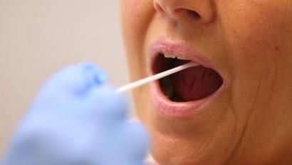 Symbolbild: Karl-Josef Hildenbrand/dpa
Ein Arzt nimmt in einer Hausarztpraxis mit einem Tupfer einen Abstrich bei einer Frau für einen Coronatest.