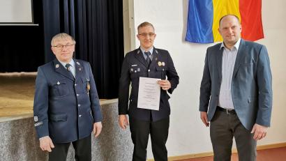 Bild: gz
Nach der Aushändigung der Beförderungsurkunde im Beisein von 2. Bürgermeister Thomas Kleber an Löschmeister Christian Mösbauer verabschiedete sich Kommandant Josef Kleber (links) von der Feuerwehrmannschaft.