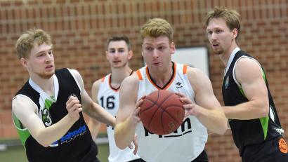 Bild: A. Schwarzmeier
Gute Nachrichten für die Neustädter Regio-Basketballer: Jakob Sailer (am Ball) kehrt wieder in den Kader zurück. Alex Pöss (dahinter) fehlt dagegen weiter.