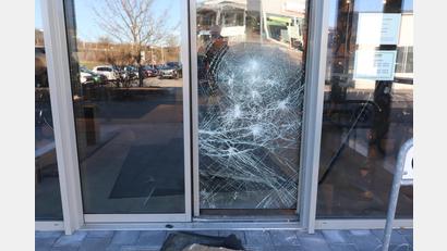 Bild: exb/Polizei
Bei einem Einbruch in ein Fahrradgeschäft wurden E-Bikes gestohlen. Das Bild zeigt die mit einem großen Stein eingeworfene Eingangstür.