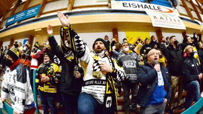 Archivbild: Andreas Brückmann
Da jubeln die Fans des ERSC Amberg. Am Freitag könnten sie so richtig abfeiern, wenn die Löwen die Play-offs perfekt machen.