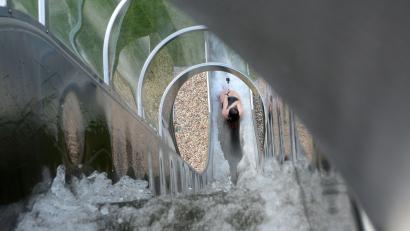 Bild: Gabi Schönberger
Aus neun Metern Höhe führt die neue Free-Fall-Rutsche im Schätzlerbad in die Tiefe. Der Name ist Programm. Wer rutscht, hat für einen kurzen Augenblick das Gefühl abzuheben.
