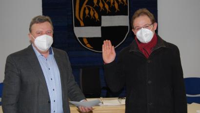 Bild: sm
Bürgermeister Gerhard Kellner (links) vereidigte Markus Bösl (rechts) aus dem Ortsteil Oedhof als neuen Feldgeschworenen.