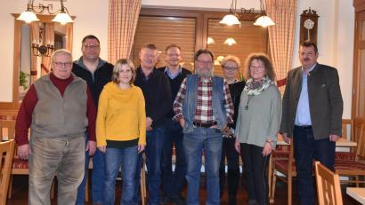 Bild: Stadt Schönsee/exb
Bürgermeister Reinhard Kreuzer (rechts) bot dem Vorstandsteam eine Kooperation mit der Stadt Schönsee an. Im Bild von links Ambros Held, Andreas Ebnet, Katharina Grundler, Baptist Grosser, Herbert Antes, Georg Romeder, Melanie Kellner und Rita Zwick.