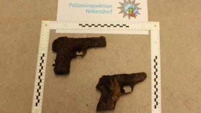 Bild: PI Nittendorf
Diese zwei Pistolen fand ein Sondengänger bei Nittendorf im Wald.