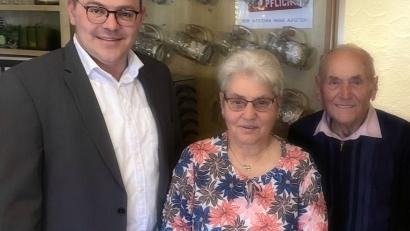 Bild: lgc
Erster Gratulant beim 80. Geburtstag von Helga Wiesnet war natürlich Ehemann Josef (rechts). Im Namen der Gemeinde schloss sich Bürgermeister Johannes Schmid (links) den guten Wünschen gerne an.