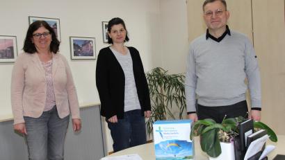 Bild: ads
Für die zeitaufwendige Vorbereitung der Pfarrgemeinderatswahl am Wahlwochenende, 19./20. März, in St. Georg leisten die beiden Pfarrsekretärinnen Monika Risch und Heidi Meckl (von links) die Hintergrundarbeit, wofür sich Pfarrer Markus Brunner (rechts) sehr dankbar zeigt. Er erklärt, warum die Pfarrgemeinderatswahl so wichtig für die Pfarreien ist.