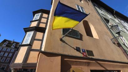 Archivbild: Martin Stolař/exb
Blau-gelb ist die Fahne der Ukraine (hier am Stöckl in Cheb/Eger) – genauso wie jene der Stadt Waldsassen. Darauf hat Bürgermeister Bernd Sommer in der Sitzung des Stadtrats hingewiesen.