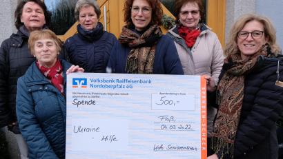 Bild: le
500 Euro aus der Kasse des Katholischen Seniorenkreises bilden den Grundstock für eine hoffentlich noch viel größere Spende an Lesya Singer vom Schönseer Ukraine-Hilfsverein. Von links: Vroni Bauer, Brigitte Beer, Christa Riebl, Karin Rast, Anita Gailitzdörfer und Leiterin Marlene Noetzel.