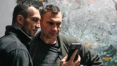 Archivbild: Efrem Lukatsky/dpa
Vitali Klitschko (rechts), Bürgermeister von Kiew und ehemaliger Box-Profi, und sein Bruder Wladimir Klitschko, ebenfalls ehemaliger Box-Profi, schauen auf ein Smartphone im Rathaus in Kiew. Ein Film über die Brüder wird im Cineplex Amberg gezeigt.