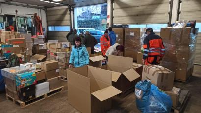 Bild: Ebnet/exb
Unermüdlich wurden Spenden sortiert und gepackt.