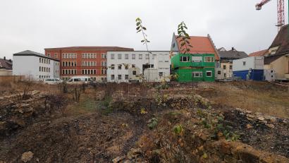 Bild: Wolfgang Steinbacher
Derzeit dient das Bürgerspital-Areal an der Bahnhofstraße als Containerdorf für die Baustelle der Drei Höfe auf der anderen Straßenseite. Nun soll ein Bürgerrat sich mit der Weiterentwicklung des Grundstücks beschäftigen.