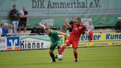 Archivbild: Andreas Brückmann
Keine Chance ließ die DJK Ammerthal (links André Karzmarczyk) dem SV Vatan Spor Aschaffenburg im Hinspiel. Schon zur Pause stand das Endergebnis von 6:0 fest.